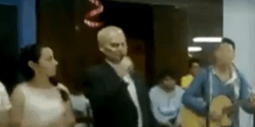https://assets.gazzettadelsud.it/2025/05/Papa-Leone-XIV-canta-Feliz-Navidad-970x485.png