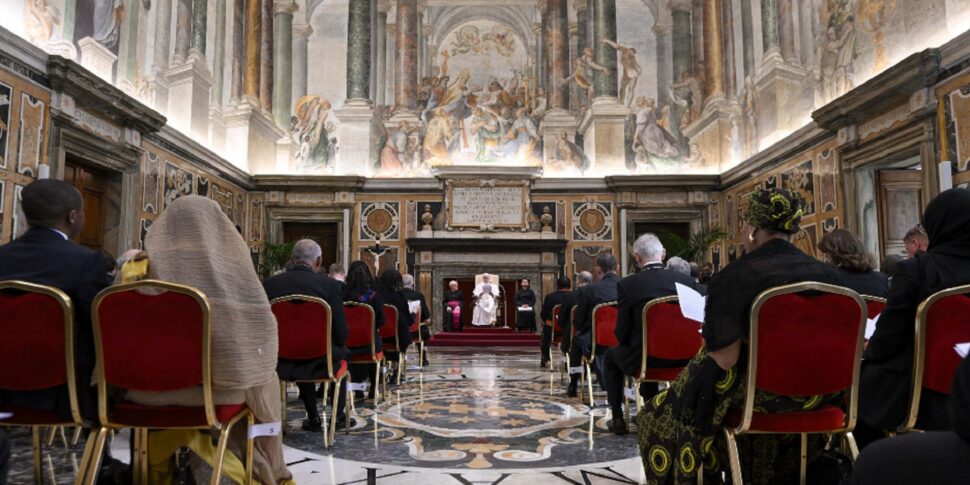 https://assets.gazzettadelsud.it/2025/05/Papa-Leone-XIV-riceve-gli-Ecc.mi-Membri-del-Corpo-Diplomatico-accreditato-presso-la-Santa-Sede-970x485.jpg