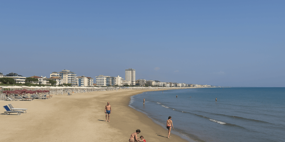 https://assets.gazzettadelsud.it/2025/05/Pinarella-di-Cervia-970x485.png