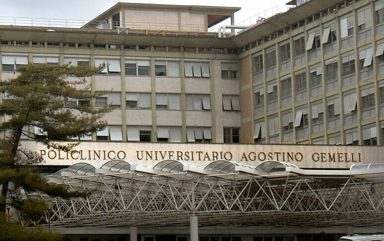 Si spaccia per “nipote di Mattarella” per ottenere un posto da primario al Policlinico Gemelli: medico rinviato a giudizio Si spaccia per “nipote di Mattarella” per ottenere un posto da primario al Policlinico Gemelli: medico rinviato a giudizio