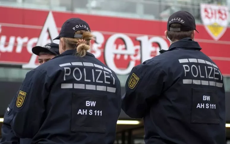 Auto travolge un gruppo di persone a Stoccarda. La polizia: “Otto feriti, di cui tre in gravi condizioni” Auto travolge un gruppo di persone a Stoccarda. La polizia: “Otto feriti, di cui tre in gravi condizioni”