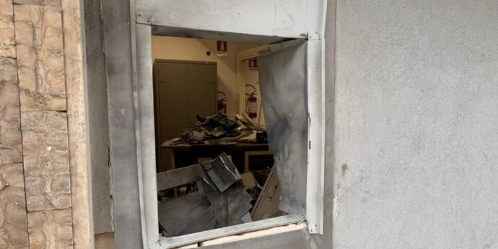 Foggia, Postamat esplode nella notte: panico tra i residenti del quartiere Foggia, Postamat esplode nella notte: panico tra i residenti del quartiere