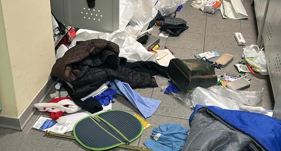 Cosenza, pronto soccorso preso di mira dai vandali: devastato lo spogliatoio interno Cosenza, pronto soccorso preso di mira dai vandali: devastato lo spogliatoio interno