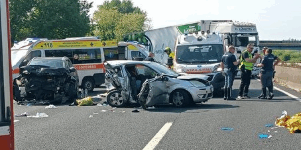 Tragedia sull’A1: padre e figlio muoiono nello schianto, grave la moglie e la figlia di cinque anni Tragedia sull’A1: padre e figlio muoiono nello schianto, grave la moglie e la figlia di cinque anni