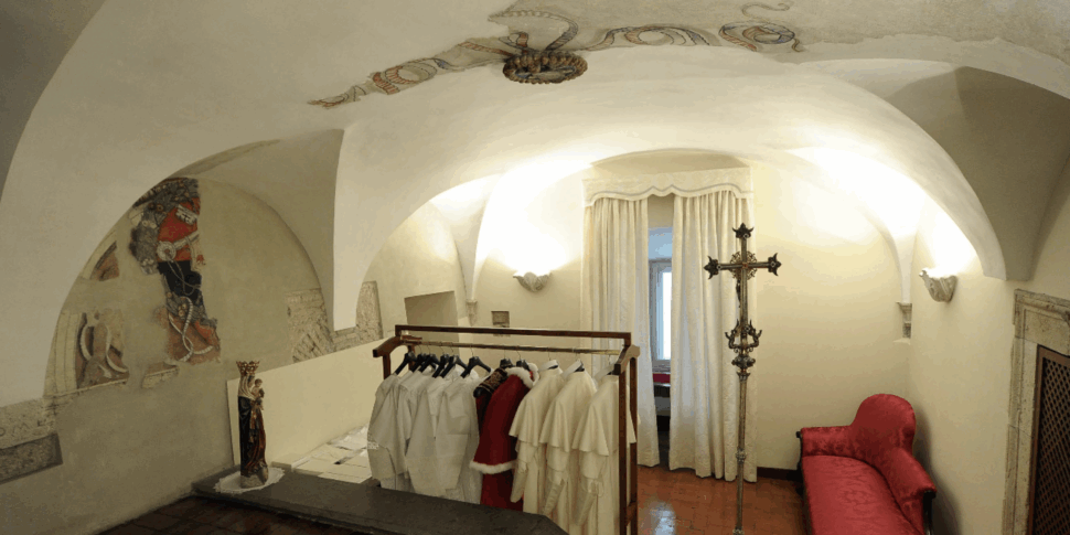 Vigilia del da Feedpress.me vigilia del conclave tutto pronto nella stanza delle lacrime dove si vestirà il papa eletto