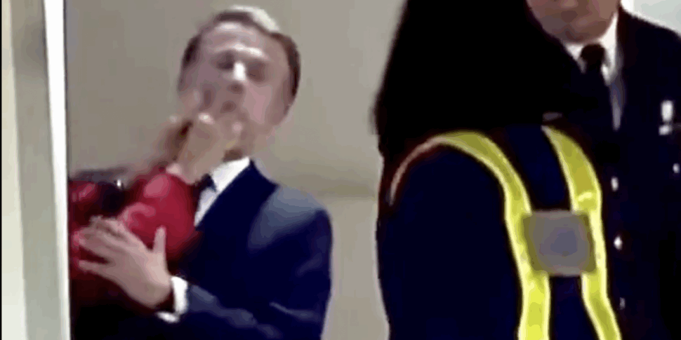 Brigitte schiaffeggia Macron? "Stavamo solo scherzando". Video virale allo scalo di Hanoi. Il presidente: "Nessuna lite"