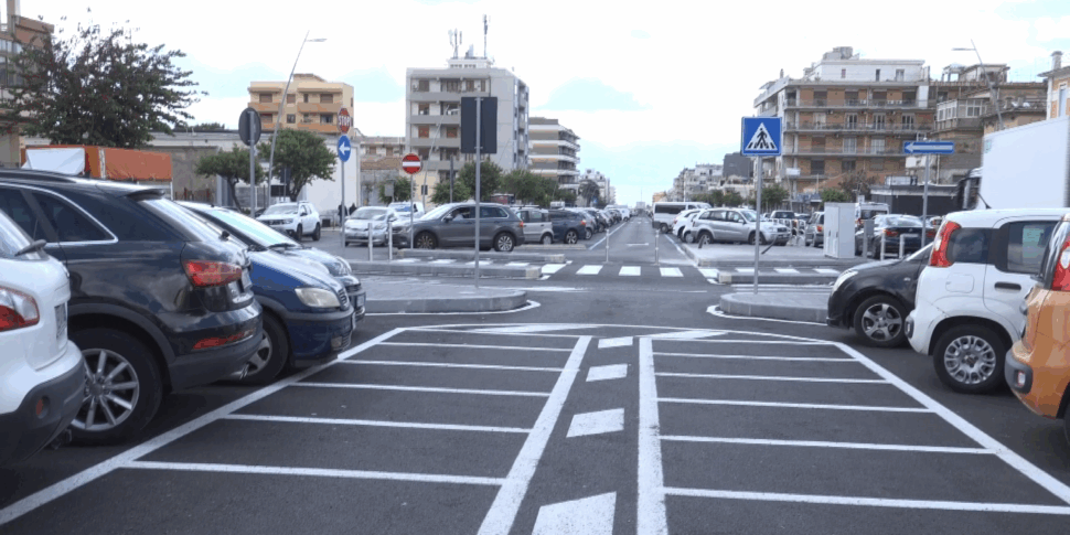 Messina: parcheggio viale Europa, invasione di auto anche negli stalli per i motorini