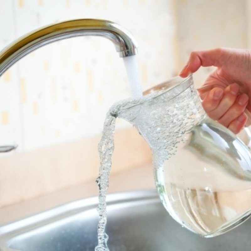 In una foto d'archivio una caraffa riempita d'acqua di rubinetto, 7 agosto 2021. ANSA/ NIC BOTHMA