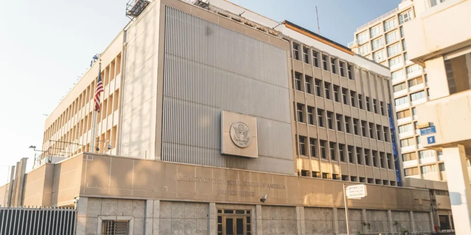 tenta di dar fuoco all ambasciata usa in israele arrestato