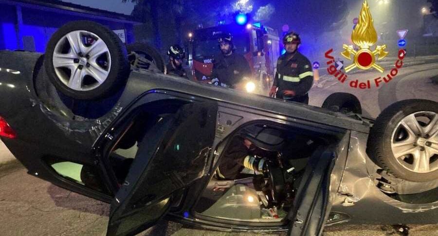 Tragedia nella notte a San Prisco: Alessio Russo muore a 26 anni nello schianto dell’auto con gli amici Tragedia nella notte a San Prisco: Alessio Russo muore a 26 anni nello schianto dell’auto con gli amici