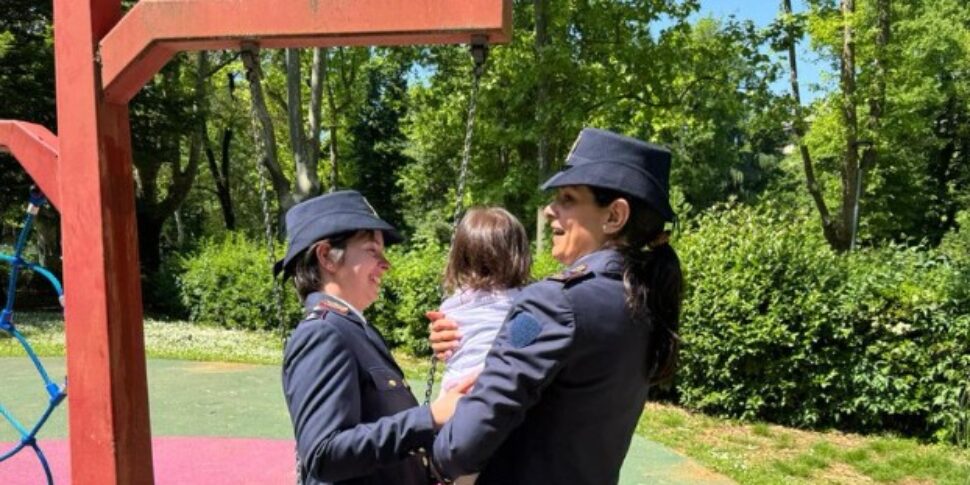 https://assets.gazzettadelsud.it/2025/05/bambina-polizia-ok-970x485.jpg