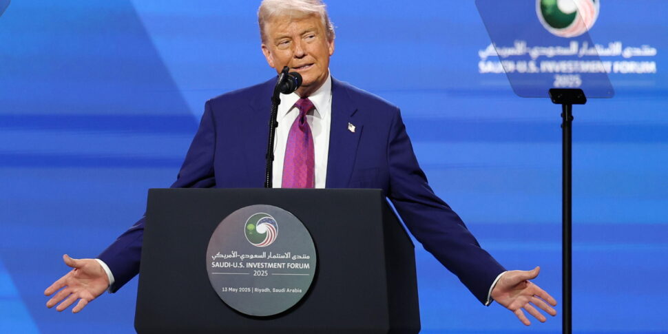 Trump al Business Forum a Riad: “Possiamo raggiungere la pace in Medio Oriente” Trump al Business Forum a Riad: “Possiamo raggiungere la pace in Medio Oriente”