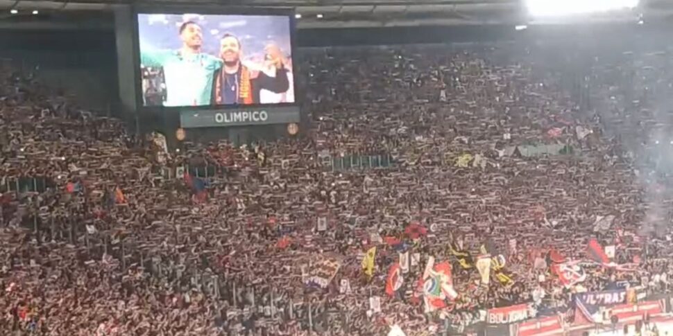 Bologna in estasi, Cesare Cremonini canta "Caro amico ti scrivo" di Lucio Dalla con i calciatori VIDEO Bologna in estasi, Cesare Cremonini canta "Caro amico ti scrivo" di Lucio Dalla con i calciatori VIDEO