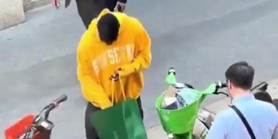 thuram in bicicletta fa shopping in via montenapoleone a milano il video diventa virale da Feedpress.me thuram in bicicletta fa shopping in via montenapoleone a milano il video diventa virale