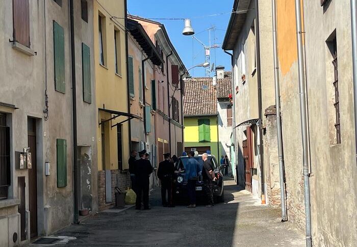 Donna accoltellata nel Parmense, si cerca il marito. I figli in strada a chiedere aiuto Donna accoltellata nel Parmense, si cerca il marito. I figli in strada a chiedere aiuto