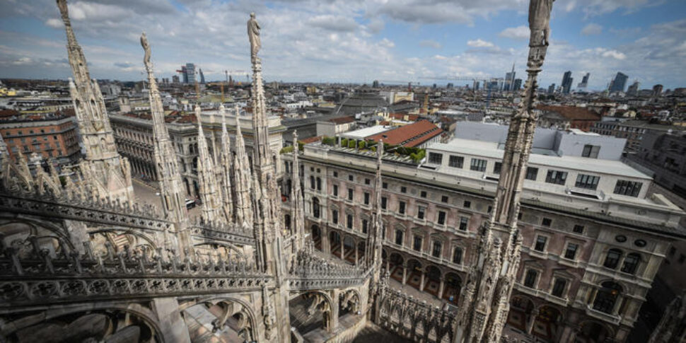Si suicida lanciandosi dal Duomo di Milano: potrebbe essere il detenuto Emanuele De Maria irreperibile da ieri dopo aver accoltellato un collega di lavoro Si suicida lanciandosi dal Duomo di Milano: potrebbe essere il detenuto Emanuele De Maria irreperibile da ieri dopo aver accoltellato un collega di lavoro