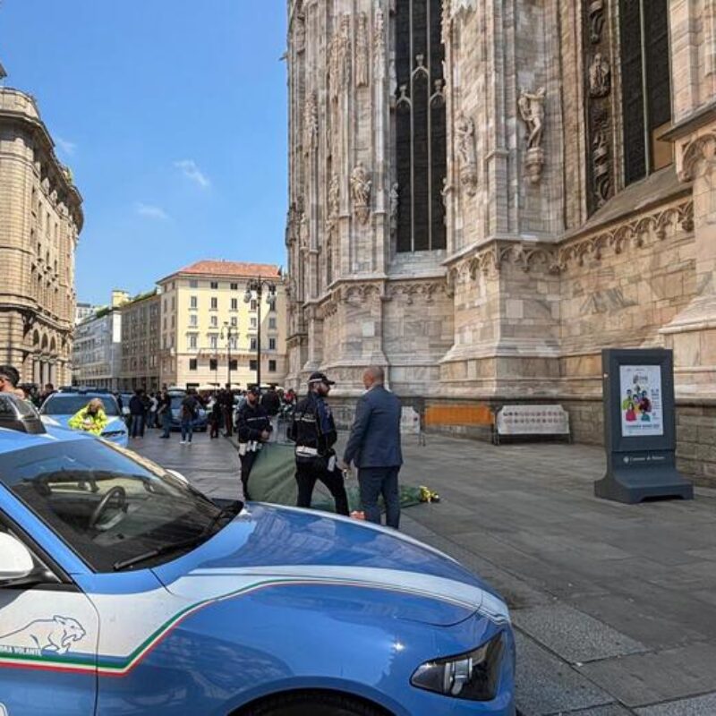 Il corpo che secondo gli investigatori della Squadra Mobile di Milano, sulla base di riscontri di numerosi tatuaggi, sarebbe di Emanuele De Maria, 35 anni, che si è suicidato buttandosi dalle terrazze del Duomo. De Maria era ricercato per l'accoltellamento avvenuto ieri mattina all'Hotel Berna, Milano, 11 maggio 2025. ANSA/Michele Nana