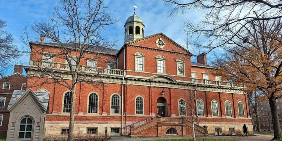 Harvard sotto assedio: tagliati 2,4 miliardi alla ricerca e bloccati gli studenti internazionali. La battaglia contro l’America di Trump Harvard sotto assedio: tagliati 2,4 miliardi alla ricerca e bloccati gli studenti internazionali. La battaglia contro l’America di Trump