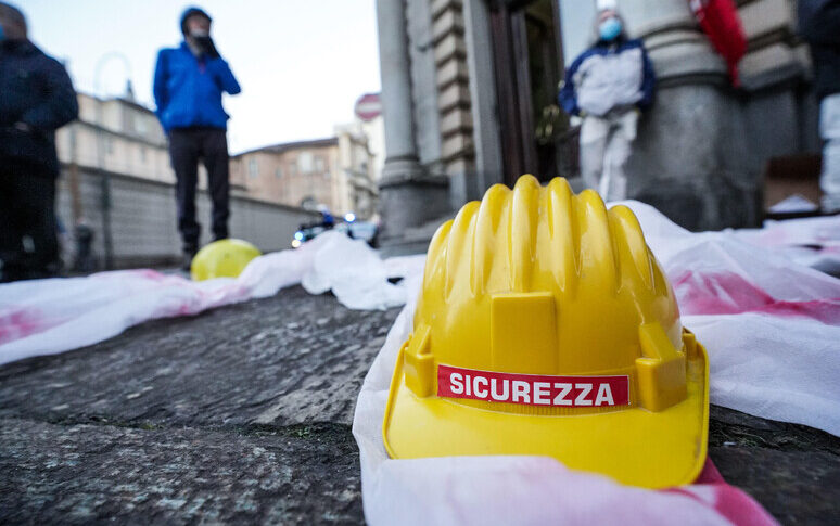 Muratore di 24 anni precipita e muore in un cantiere a Milano. Cgil: una strage continua Muratore di 24 anni precipita e muore in un cantiere a Milano. Cgil: una strage continua