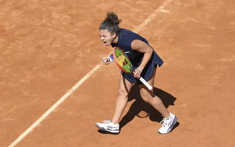 Wta 1000, Jasmine Paolini per la prima volta agli ottavi di finale: Jabeur battuta in due set Wta 1000, Jasmine Paolini per la prima volta agli ottavi di finale: Jabeur battuta in due set