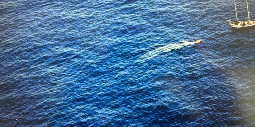 Il drammatico racconto dello sbarco di migranti a Lampedusa: "Bimbi morti di sete" Il drammatico racconto dello sbarco di migranti a Lampedusa: "Bimbi morti di sete"