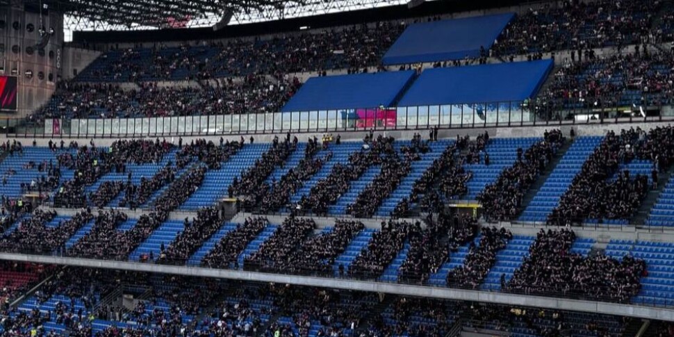 Protesta dei tifosi del Milan, coreografia umana per esprimere dissenso per una stagione fallimentare Protesta dei tifosi del Milan, coreografia umana per esprimere dissenso per una stagione fallimentare