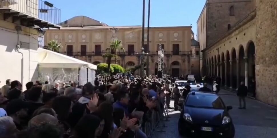 ultimo saluto da Feedpress.me l ultimo saluto a salvatore turdo andrea miceli e massimo pirozzo piazza gremita a monreale un lungo applauso accoglie l arrivo dei feretri