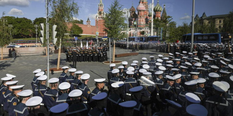 Mosca, al via la parata nel ricordo della vittoria sul nazismo. Putin: "Verità e giustizia sono dalla nostra parte. Tutta la Russia sostiene i nostri soldati in Ucraina" Mosca, al via la parata nel ricordo della vittoria sul nazismo. Putin: "Verità e giustizia sono dalla nostra parte. Tutta la Russia sostiene i nostri soldati in Ucraina"