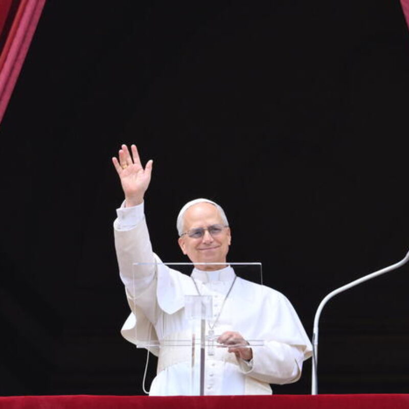 Pope Leo XIV leads the Regina Coeli prayer from the central loggia of Saint Peter's Basilica at the Vatican City, 11 May 2025.ANSA/ALESSANDRO DI MEO(Caeli, preghiera, Papa Leone, San Pietro, Vaticano, fedeli)