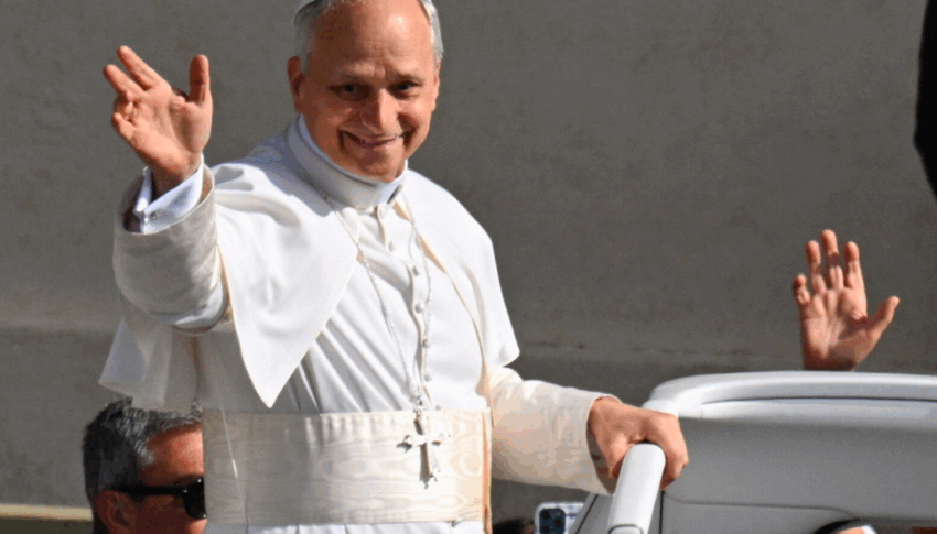 papa leone xiv folla e colori in piazza san pietro prevost saluta i fedeli in piedi sulla papamobile
