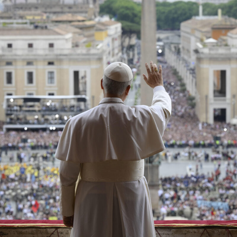 Pope Leo XIV leads the Regina Coeli prayer from the central loggia of Saint Peter's Basilica at the Vatican City, 11 May 2025.ANSA/VATICAN MEDIA+++ ANSA PROVIDES ACCESS TO THIS HANDOUT PHOTO TO BE USED SOLELY TO ILLUSTRATE NEWS REPORTING OR COMMENTARY ON THE FACTS OR EVENTS DEPICTED IN THIS IMAGE; NO ARCHIVING; NO LICENSING +++ NPK +++ (Caeli, preghiera, Papa Leone, San Pietro, Vaticano, fedeli)