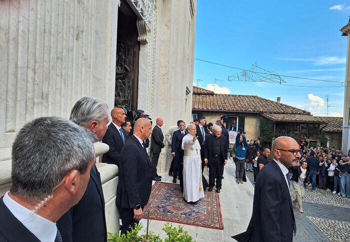 La prima uscita di Papa Leone XIV: a sorpresa al santuario di Genazzano "Madre del Buon Consiglio". Poi in preghiera sulla tomba di Francesco La prima uscita di Papa Leone XIV: a sorpresa al santuario di Genazzano "Madre del Buon Consiglio". Poi in preghiera sulla tomba di Francesco