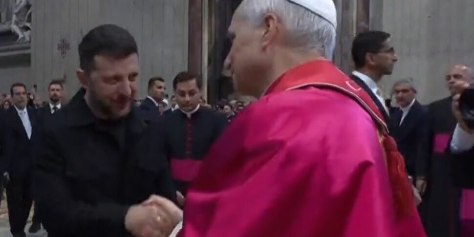 Papa Leone vede Zelensky in Vaticano. Il leader ucraino: "Venga nel nostro Paese, grazie per negoziato". Domani l Papa Leone vede Zelensky in Vaticano. Il leader ucraino: "Venga nel nostro Paese, grazie per negoziato". Domani l