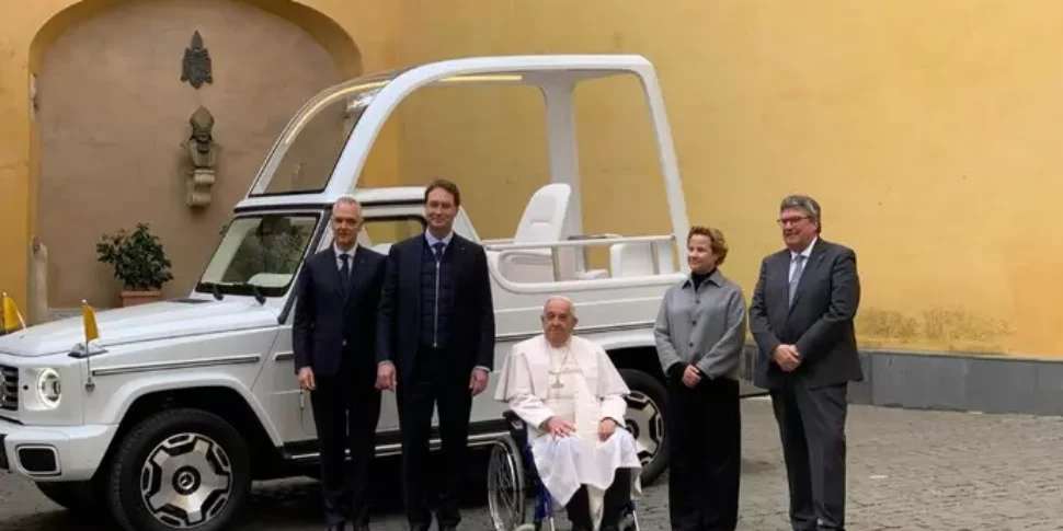 papamobile Francesco da Feedpress.me la papamobile di francesco per i bimbi malati di gaza la richiesta di bergoglio prima di morire