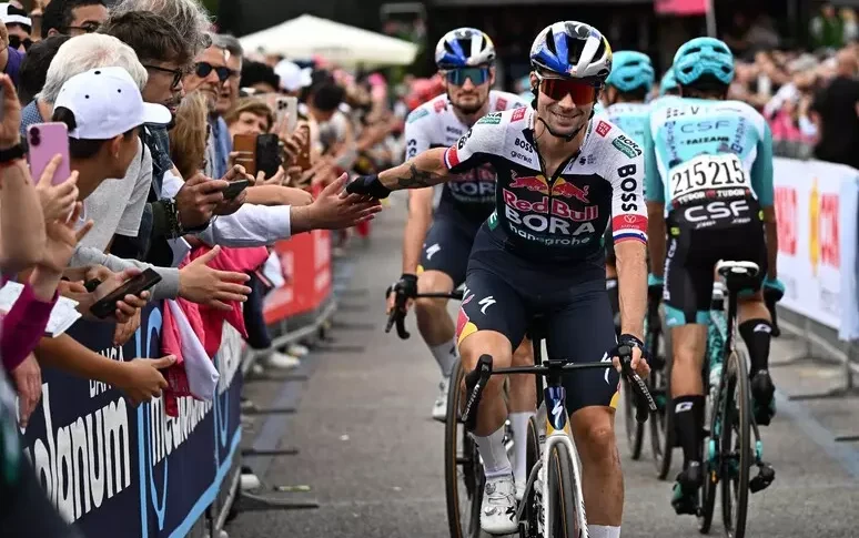 giro d italia 2025 asgreen trionfa a nova gorica caduta nel finale del toro salva la maglia rosa