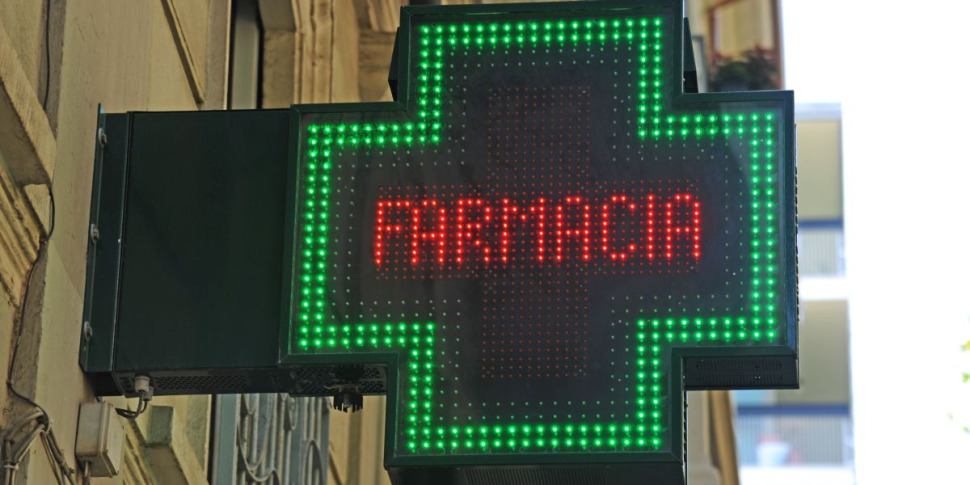 https://assets.gazzettadelsud.it/2025/05/sanita-uap-8220no-a-trattamenti-di-medicina-estetica-nelle-farmacie8221-2034072-970x485.jpg