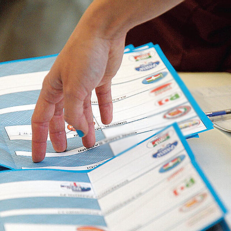 Schede elettorali per le amministrative in un'immagine del 26 maggio scorso. ANSA/ STRINGER