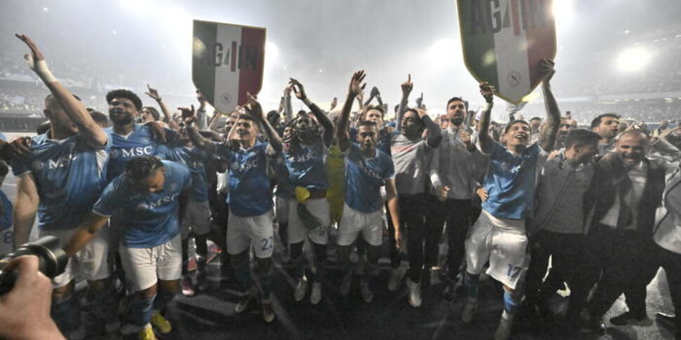 storico scudetto per il napoli un poker da sogno in una città impazzita di gioia battuto il cagliari al maradona 20