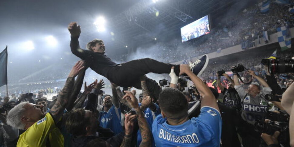 Apoteosi Napoli, Conte: "Futuro? Rapporto con De Laurentiis ottimo. Siamo due vincenti" Apoteosi Napoli, Conte: "Futuro? Rapporto con De Laurentiis ottimo. Siamo due vincenti"