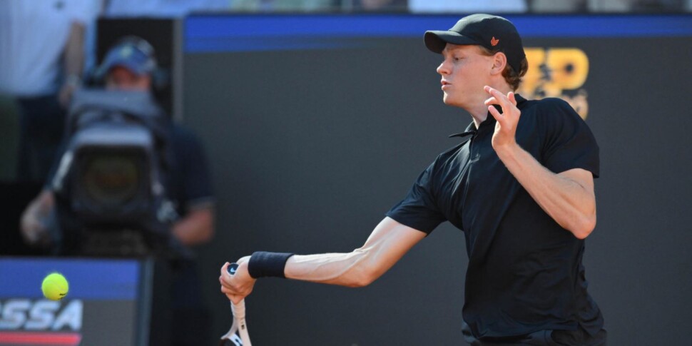 Internazionali di Roma, Sinner spreca due set poit e perde al tie break il primo set della finale con Alcaraz Internazionali di Roma, Sinner spreca due set poit e perde al tie break il primo set della finale con Alcaraz