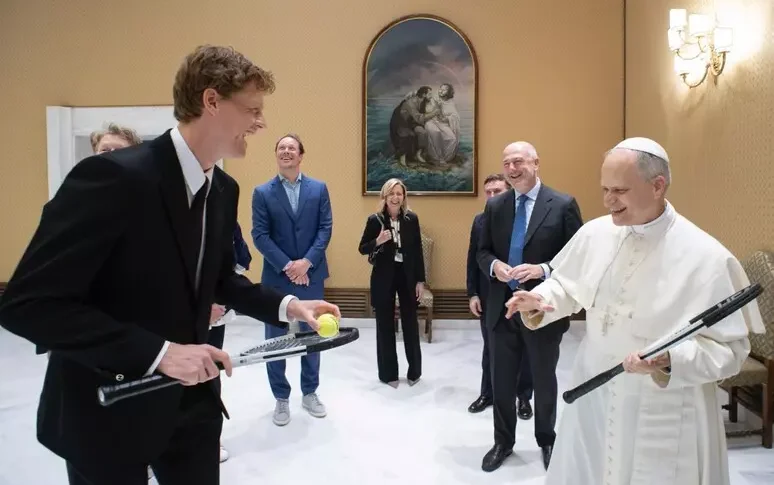 jannik sinner da papa leone xiv il campione azzurro gli dona una racchetta giochiamo il pontefice qui meglio di no da Feedpress.me jannik sinner da papa leone xiv il campione azzurro gli dona una racchetta giochiamo il pontefice qui meglio di no