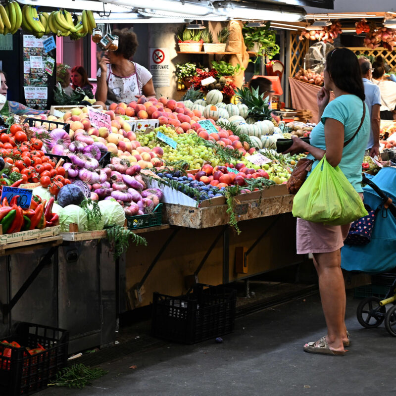 Cittadini fanno la spesa, con un occhio ai prezzi, al Mercato Orientale in pieno centro. Genova, 04 settembre 2023.ANSA/LUCA ZENNARO(spesa, prezzi, ricancari, frutta, verdura)