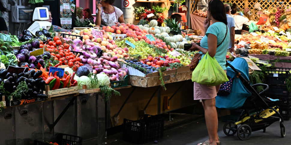 https://assets.gazzettadelsud.it/2025/05/spesa-mercato-frutta-970x485.jpg