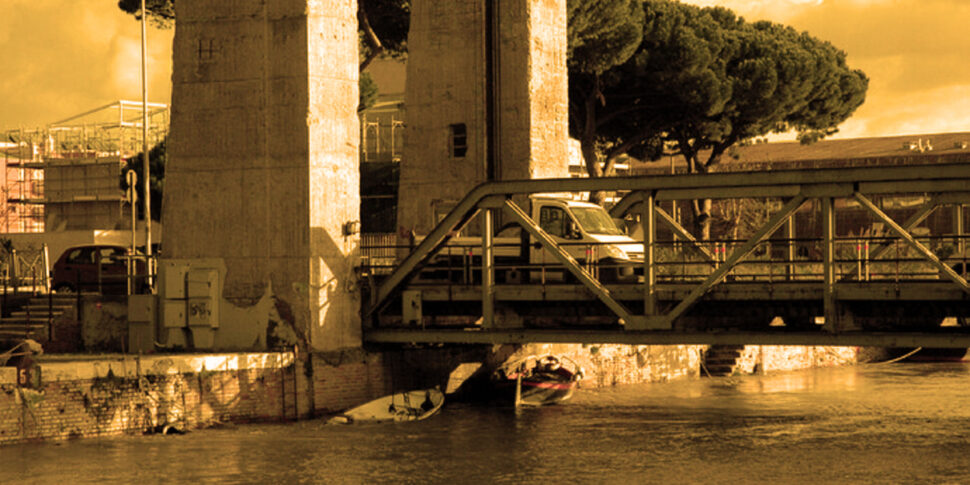 il cadavere di una donna riaffora dal tevere a fiumicino giallo a fiumicino