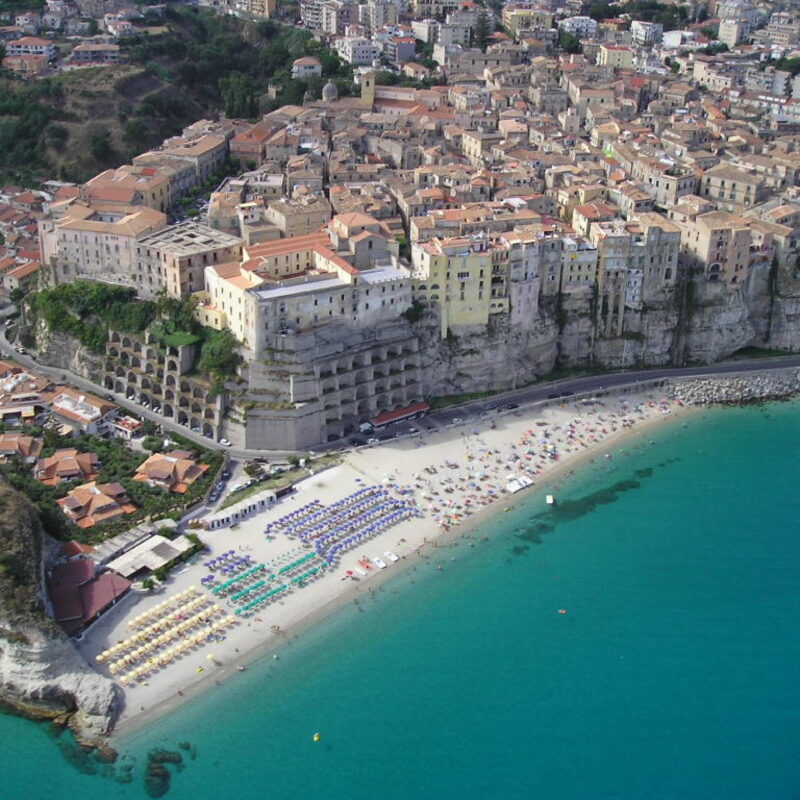 Vista dall'alto della citta' di Tropea. ANSA