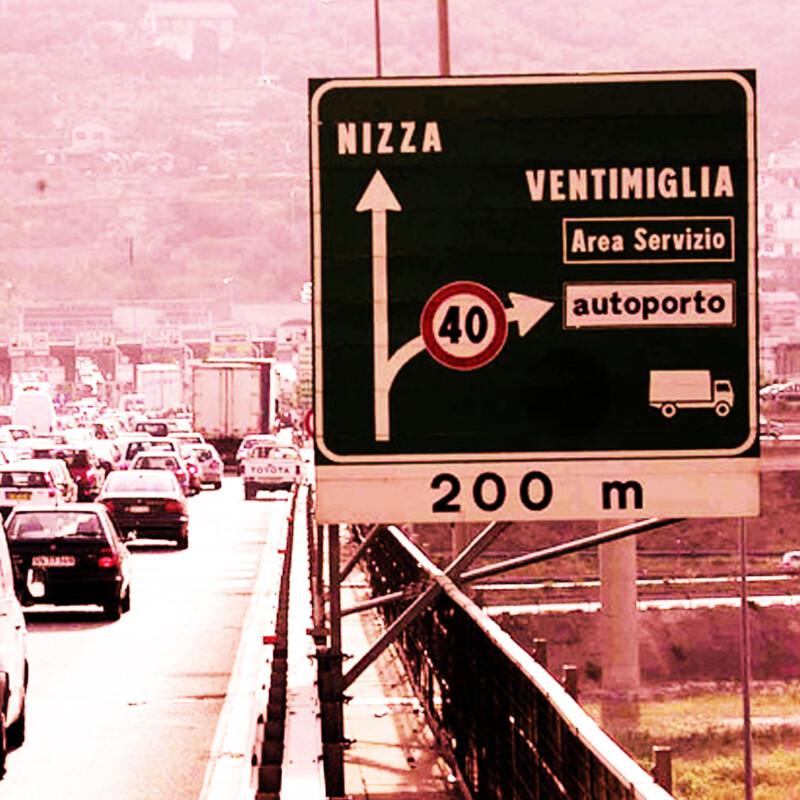 07/09/00 sciopero camionisti francesi, ripercussioni a ventimiglia per l'approviggionamento delle benzine. Migliaia di francesi hanno preso d'assalto i benzinai di frontiera arrivando sino a s.remo, provocando lunghi incolonnamenti con attese di ore prima di poter fare il pieno. Al loro ritorno si sono formati lunghi incolonnamenti alla barriera di ventimiglia.- foto luca zennaro -