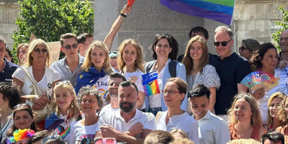 Al via il Pride di Budapest, sfilano in 120 mila: presenti i leader del centrosinistra. L Al via il Pride di Budapest, sfilano in 120 mila: presenti i leader del centrosinistra. L