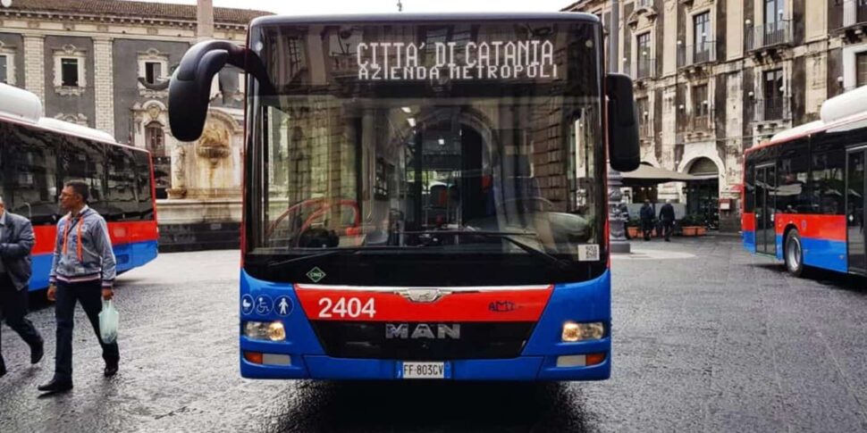 lite su un autobus a catania passeggero ferito con una coltellata da uno straniero