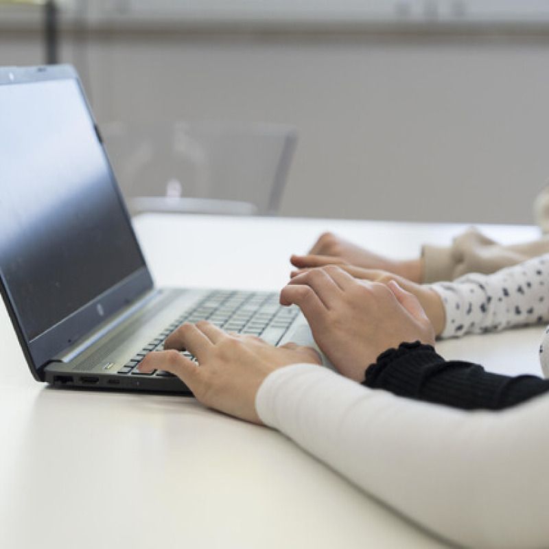 Al Consiglio Ue misure per contrastare violenza di genere digitale