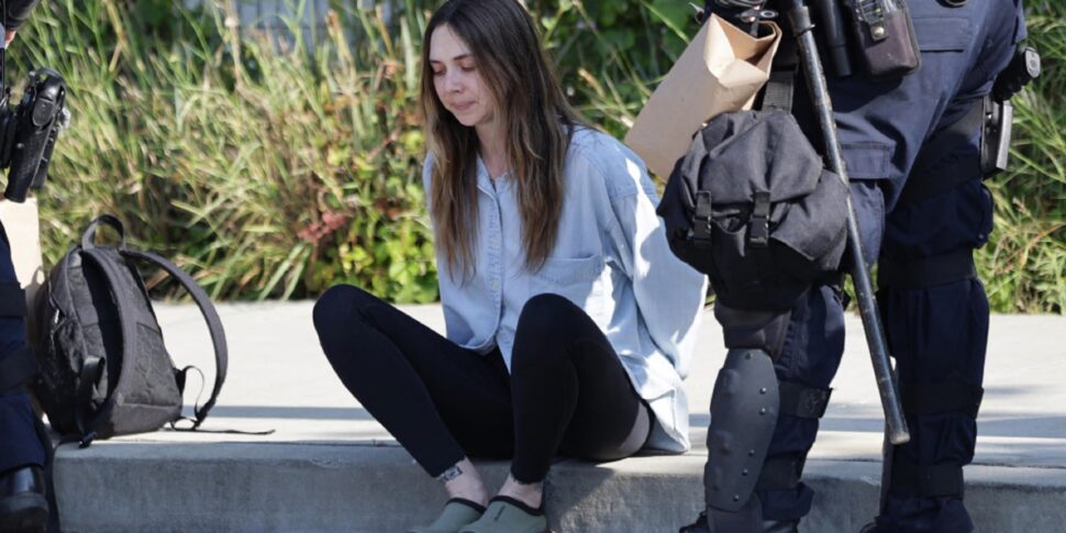 https://assets.gazzettadelsud.it/2025/06/A-protestor-is-arrested-during-protests-sparked-by-immigration-raids-in-Los-Angeles-California-USA-970x485.jpg